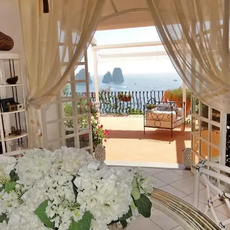 Splendido Situato In Posizione Privilegiata Con Vista Sul Mare